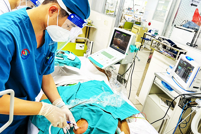 Ứng dụng siêu âm đặt catheter tĩnh mạch tại Bệnh viện Đa khoa tỉnh. 