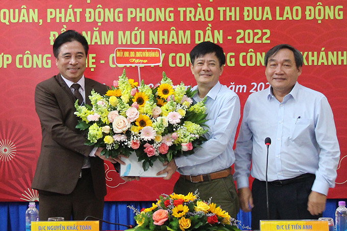 Ông Nguyễn Khắc Toàn (bìa trái) tặng hoa cho lãnh đạo Tổng Công ty Khánh Việt