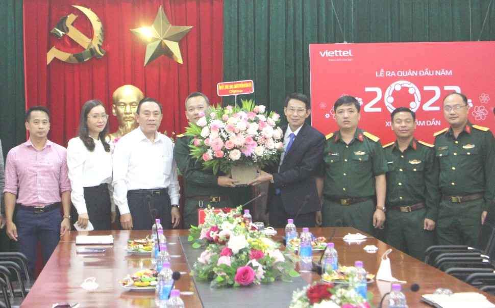 Ông Đinh Văn Thiệu tặng hoa cho tập thể Viettel Khánh Hòa.