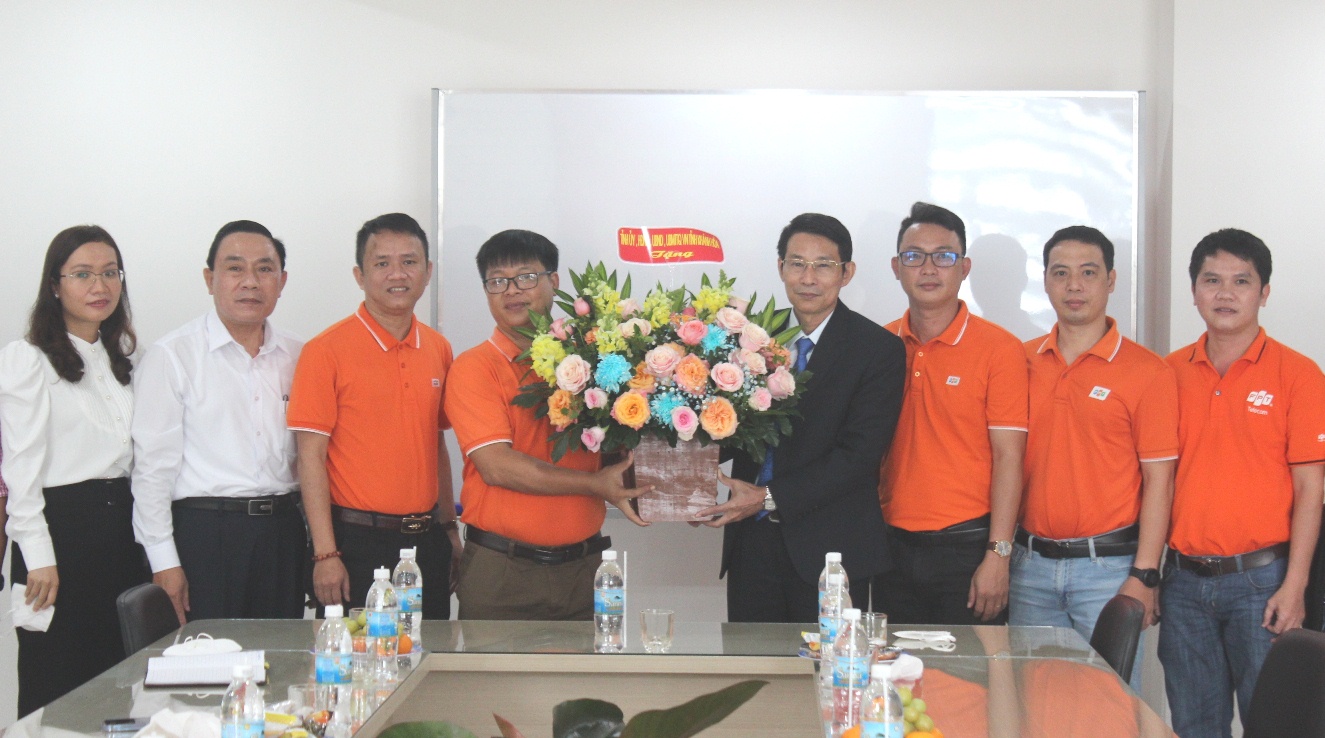 Ông Đinh Văn Thiệu tặng hoa cho tập thể Công ty Cổ phần Viễn thông FPT.