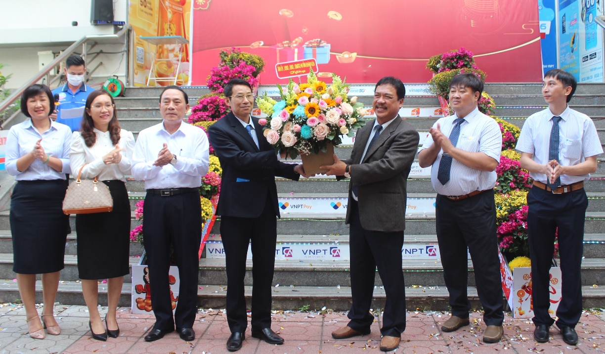Ông Đinh Văn Thiệu tặng hoa cho tập thể VNPT Khánh Hòa.