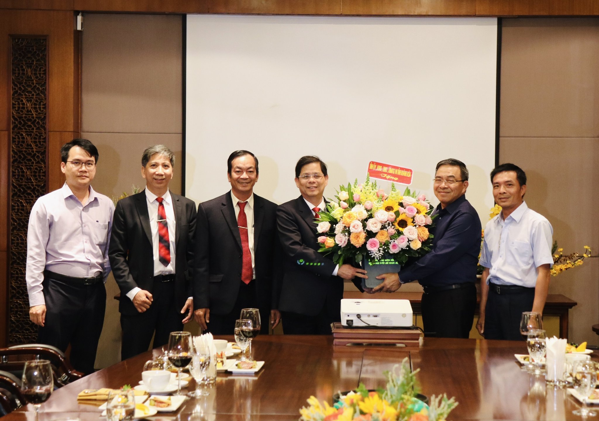 Chủ tịch UBND tỉnh Khánh Hòa Nguyễn Tấn Tuân thăm các doanh nghiệp nhân dịp năm mới