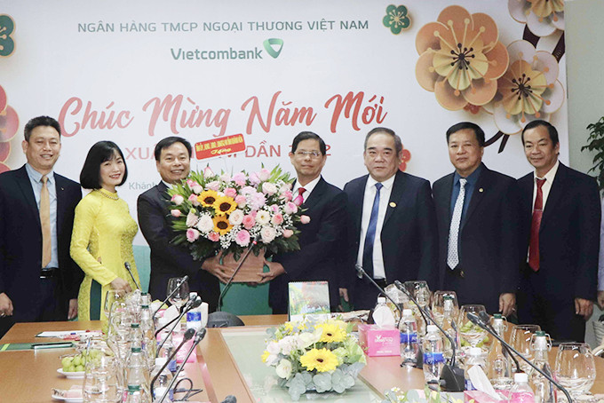 Ông Nguyễn Tấn Tuân tặng hoa chúc mừng lãnh đạo Vietcombank chi nhánh Khánh Hoà.