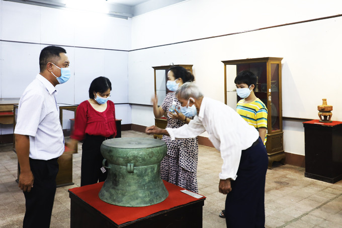 Công chúng xem cổ vật tại triển lãm. 