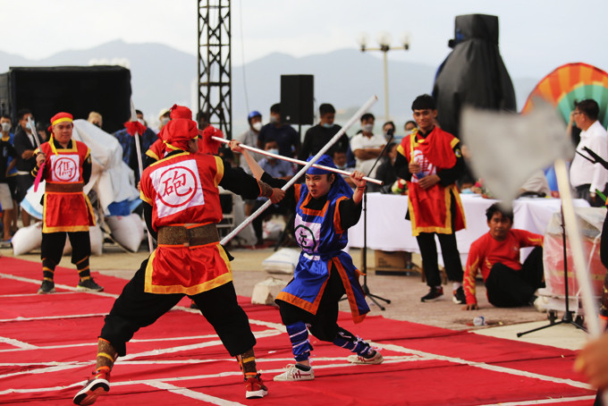 Human chess pieces performing traditional martial art during human chess match