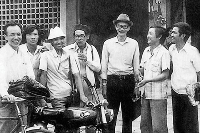 Nhà văn Võ Hồng (người thứ 3, tính từ phải sang trái) cùng các văn nghệ sĩ Khánh Hòa (năm 1985). Ảnh tư liệu (nguồn: Hội Văn học - Nghệ thuật Khánh Hòa)