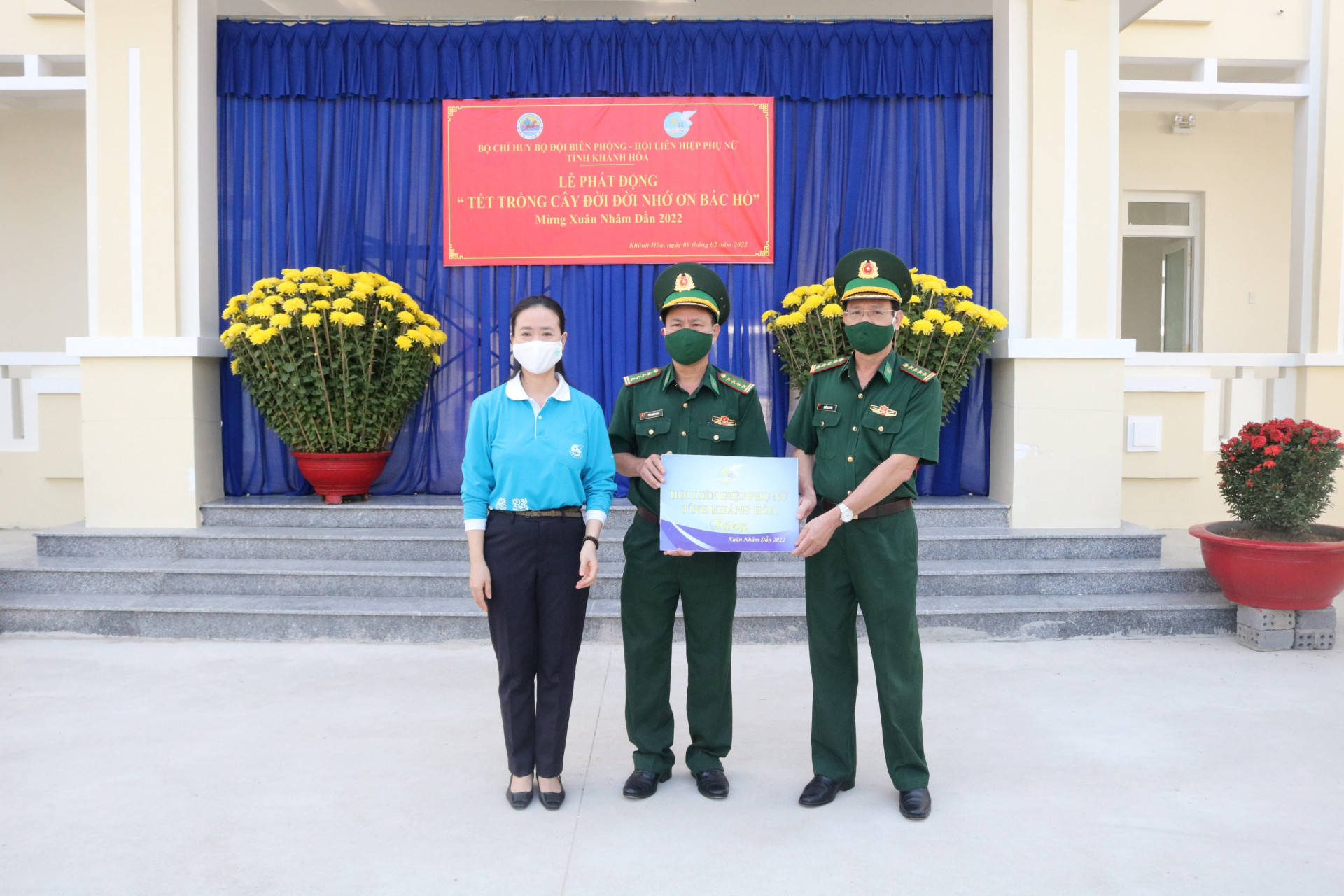 Lãnh đạo Hội LHPN tỉnh Khánh Hòa trao bảng tượng trưng tặng cây cho Đồn Biên phòng Vĩnh Lương. 