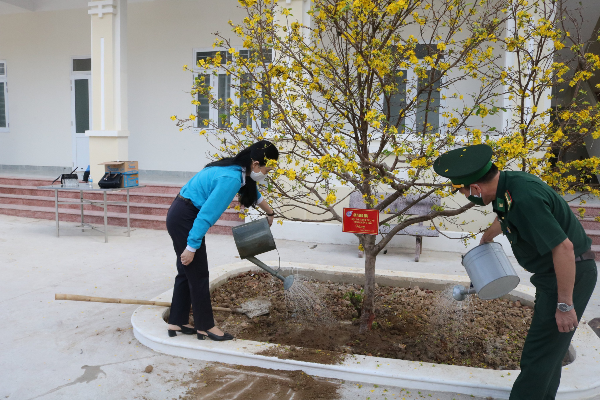 Hội HLPN tỉnh Khánh Hòa tặng cây hoa mai cho Đồn Biên phòng Vĩnh Lương. 