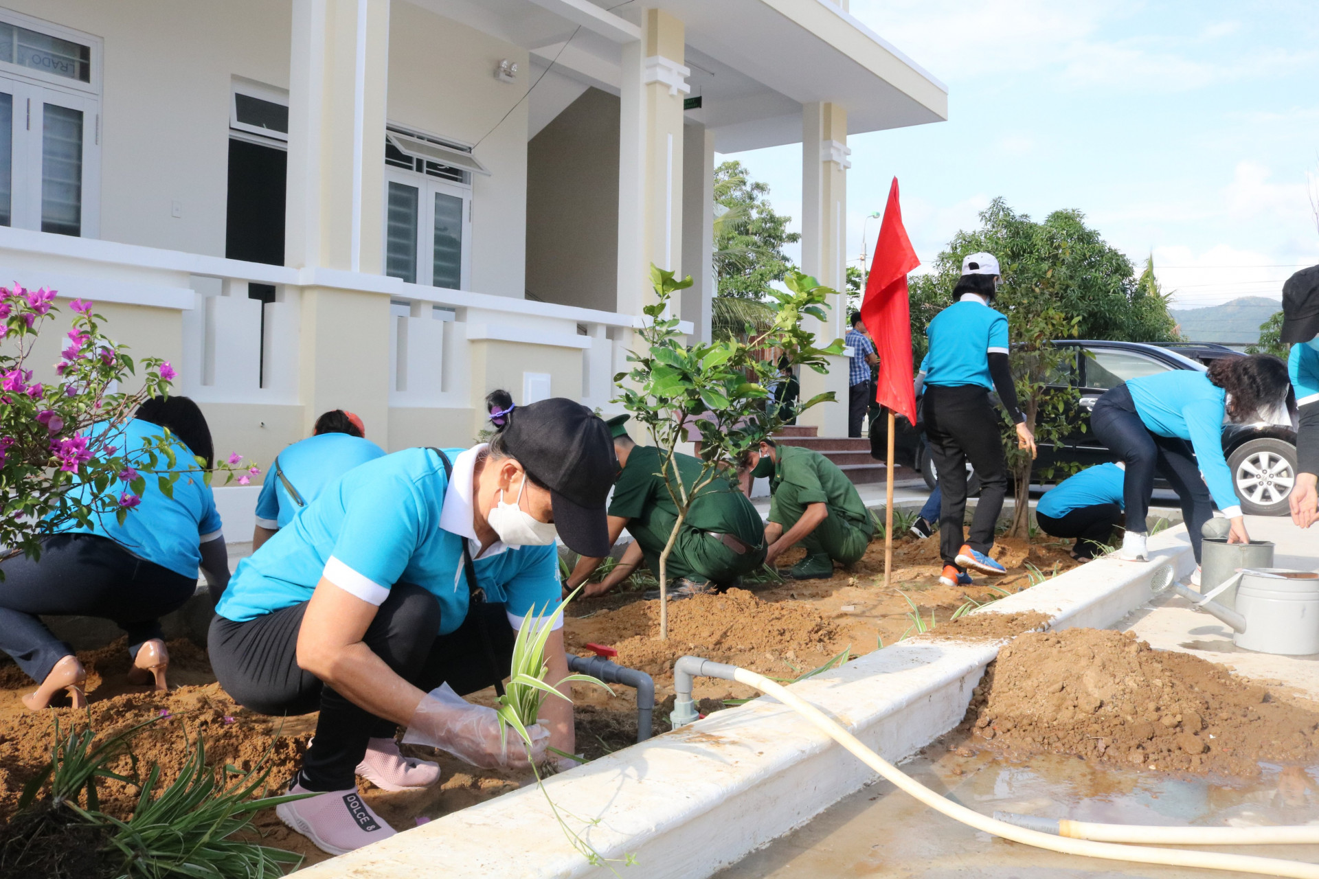 Các cán bộ, hội viên trồng cây tại đồn Biên phòng Vĩnh Lương.