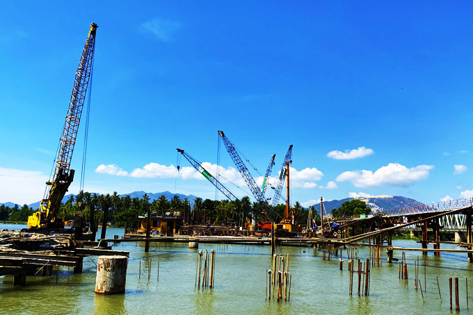 Executing dam to prevent salt on Cai River, Nha Trang