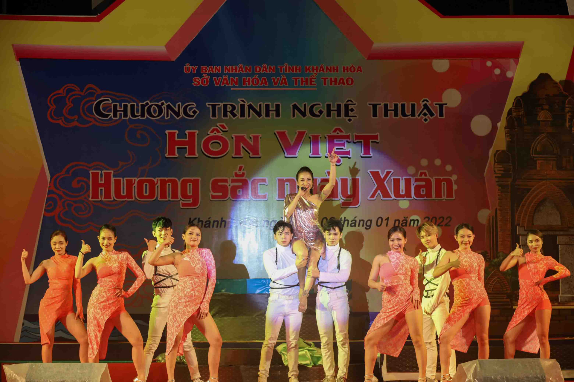 Tiết mục biểu diễn trẻ trung, sôi động trong chương trình Hồn Việt - Hương sắc mùa xuân diễn ra đầu năm 2022. 