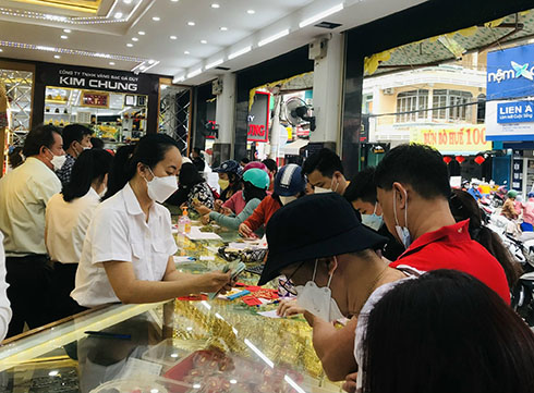 Rất đông người dân đi mua vàng ngày vía thần tài