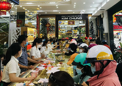 Từ sáng sớm tiệm vàng Kim Chung, đường Ngô Gia Tự, TP. Nha Trang đã rát đông khách