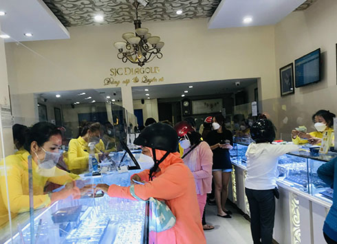 Người dân mua vàng tại Chi nhánh SCJ Nha Trang