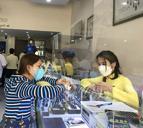 Một bạn nữ mua vàng nữ trang đeo tay