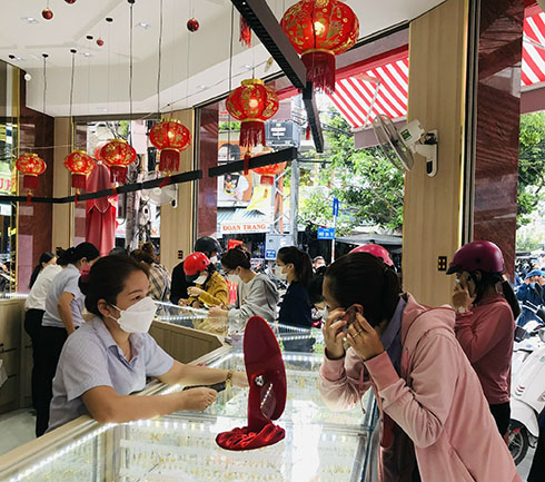 Một khách hàng nữ mua bông tai nữ trang nhân ngày vía thần tài