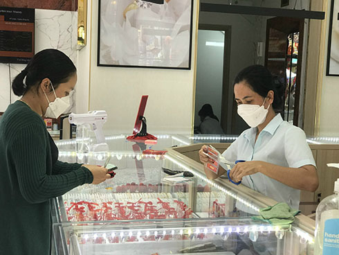 Một vi khách chọn mua vàng may mắn