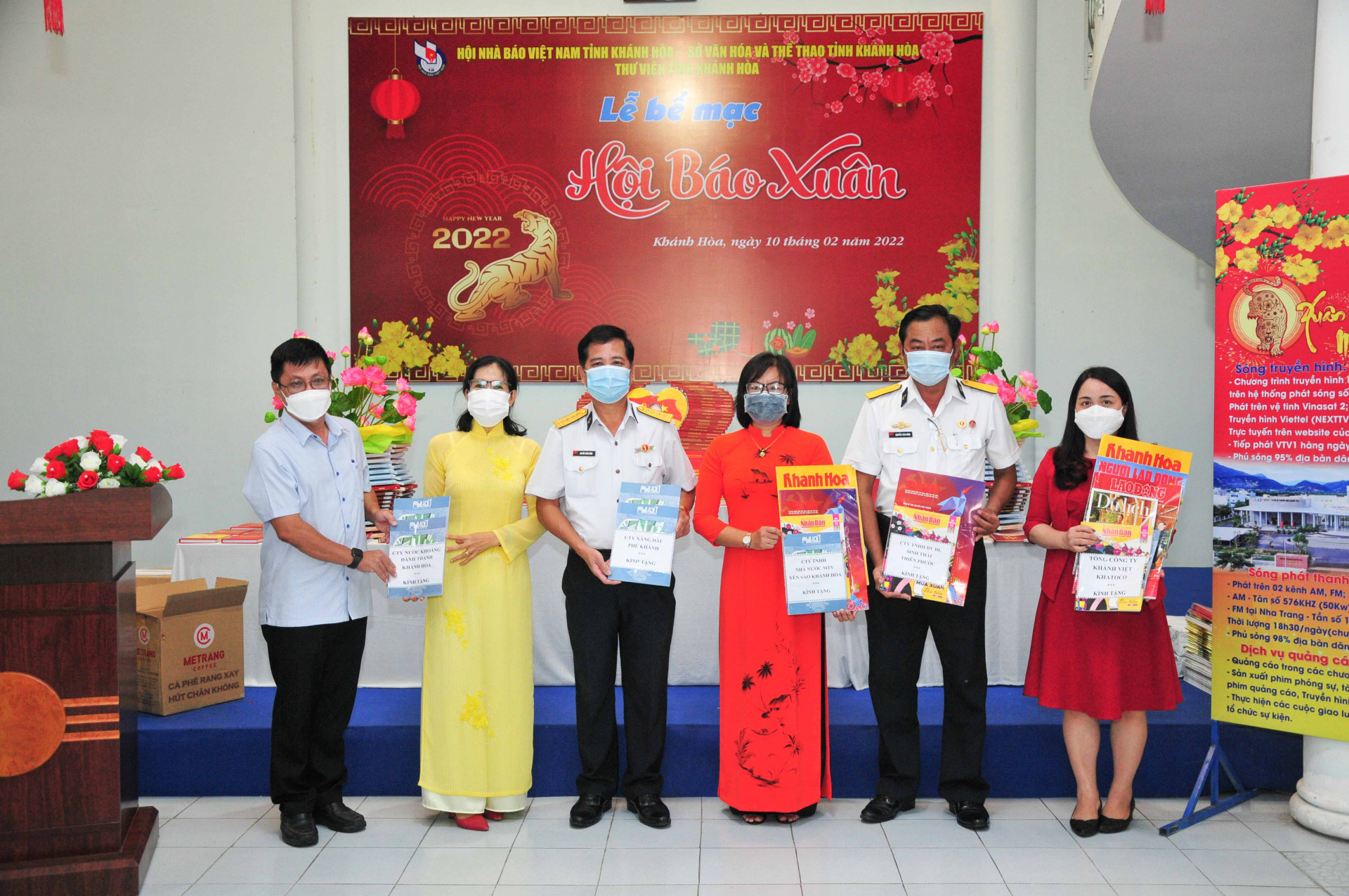 Đại diện các doanh nghiệp tặng biểu trưng báo Xuân cho đại diện Bộ Tư lệnh Vùng 4 Hải quân và Thư viện tỉnh