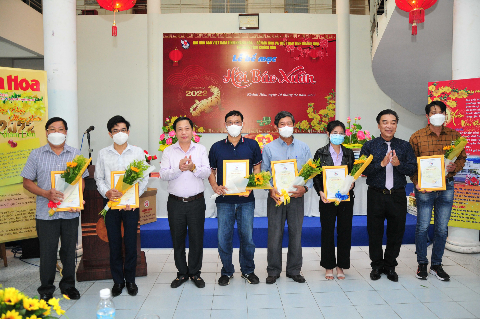 Awarding certificates of merit to journalists with excellent articles about Khanh Hoa