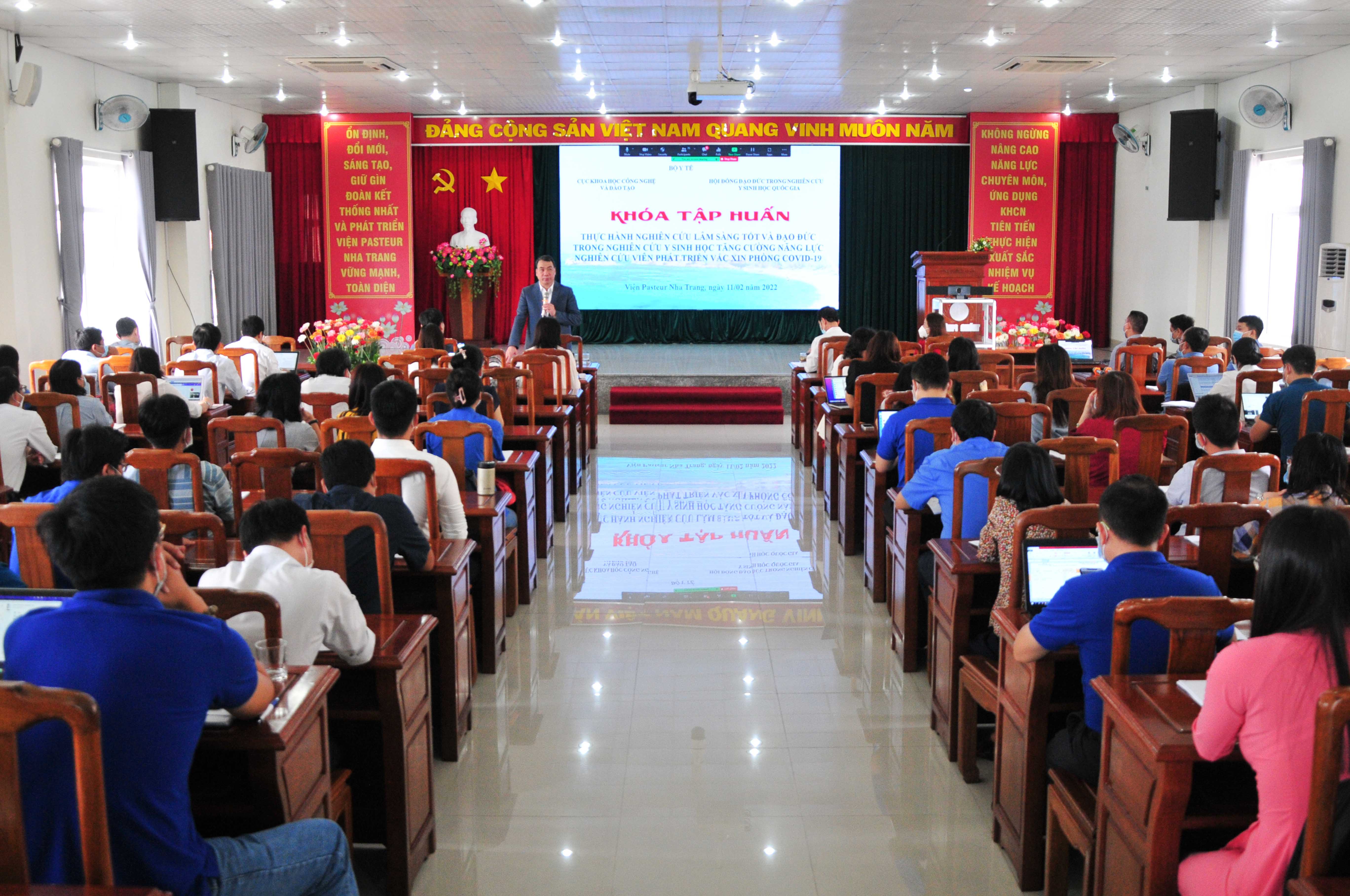 Tập huấn tăng cường năng lực nghiên cứu viên phát triển vắc xin phòng Covid-19