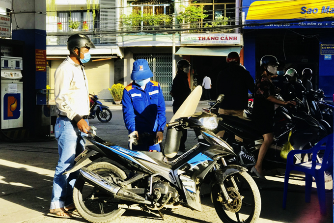 Người dân đổ xăng tại Cửa hàng kinh doanh xăng dầu khu vực Mả Vòng sáng 11-2. 