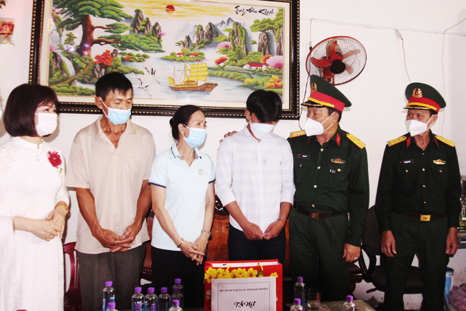 Đại tá Lê Công Chín động viên thanh niên Huỳnh Tấn Tài trước ngày lên đường nhập ngũ.
