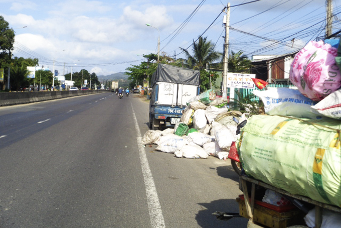 Phế liệu chiếm hành lang quốc lộ