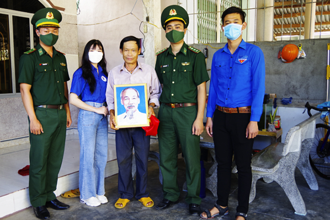 Thanh niên biên phòng xung kích bảo vệ biên giới