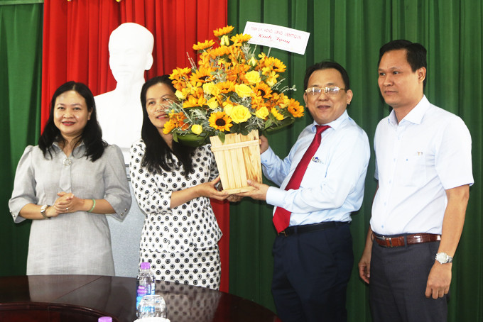 Ông Lê Hữu Hoàng tặng hoa chúc mừng sở.