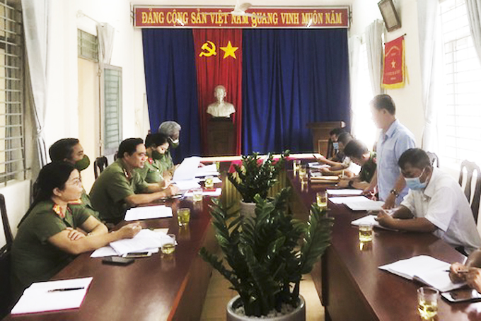 Đoàn kiểm tra phong trào làm việc với lãnh đạo xã Sơn Trung. 