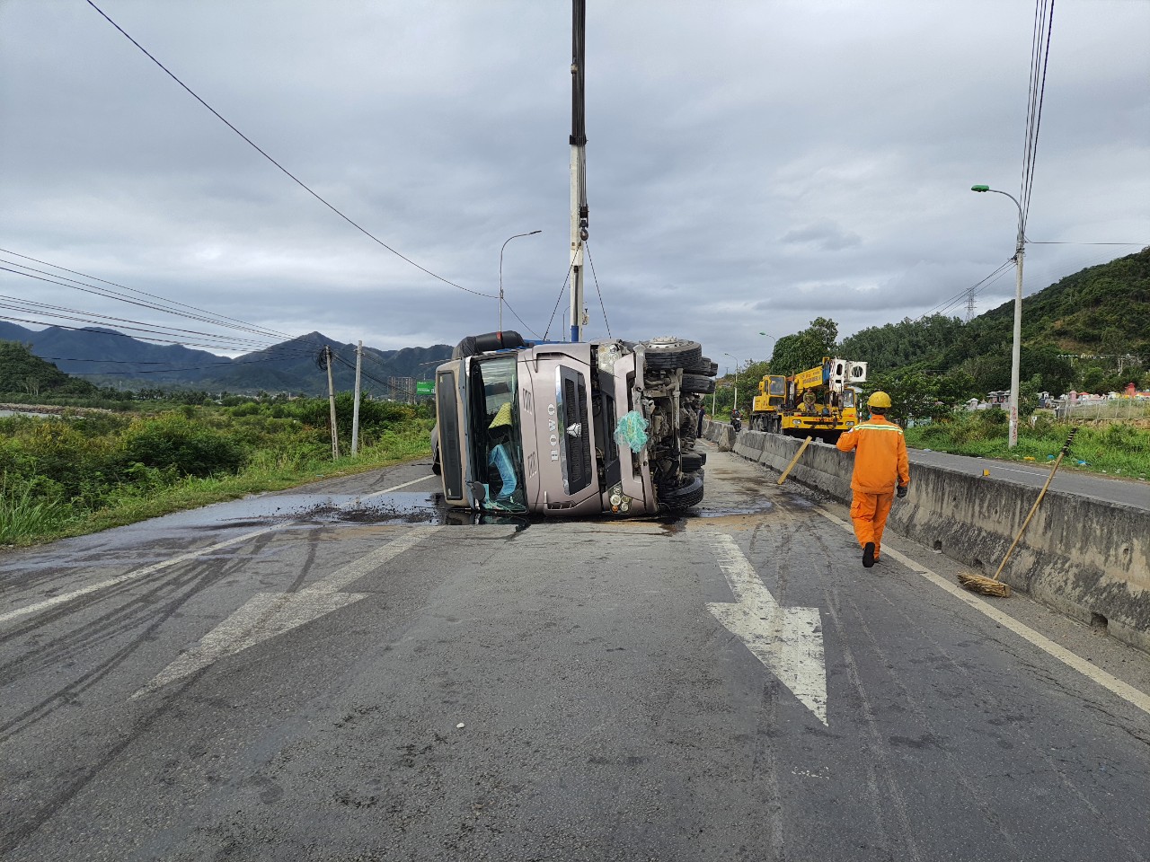 Xe đầu kéo tông dải phân cách, lật nghiêng trên Quốc lộ 1