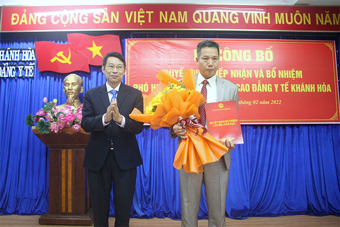 Ông Đinh Văn Thiệu - Phó Chủ tịch UBND tỉnh Khánh Hòa (bên phải) trao quyết định bổ nhiệm cho ông Nguyễn Việt Anh