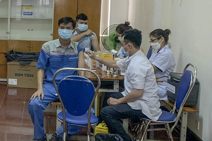 Tiêm vắc xin phòng Covid-19 cho người dân Tp.Nha Trang