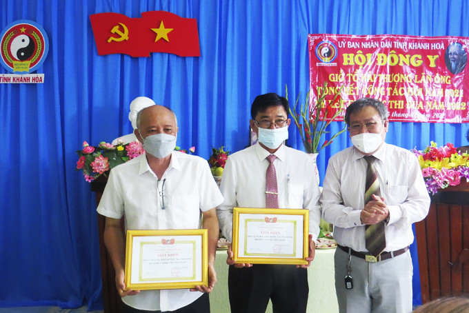 Ông Đặng Hữu Lộc - Chủ tịch Hội Đông y tỉnh trao giấy khen cho các đơn vị xuất sắc.