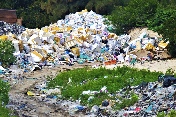 Rác ở ngã ba đường đi Sơn Đừng