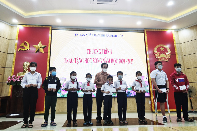 Trao học bổng cho các em học sinh có hoàn cảnh khó khăn tại thị xã Ninh Hòa.