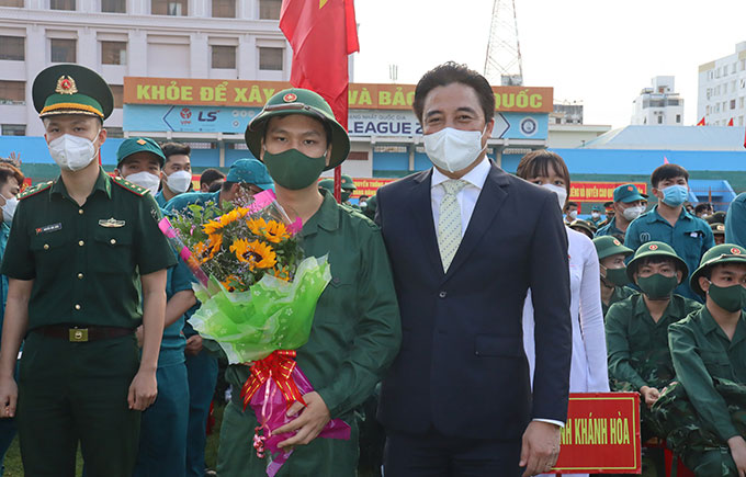 Ông Nguyễn Khắc Toàn tặng hoa chúc mừng tân binh.