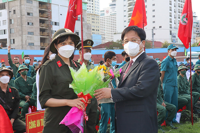 Ông Hồ Văn Mừng tặng hoa chúc mừng tân binh.