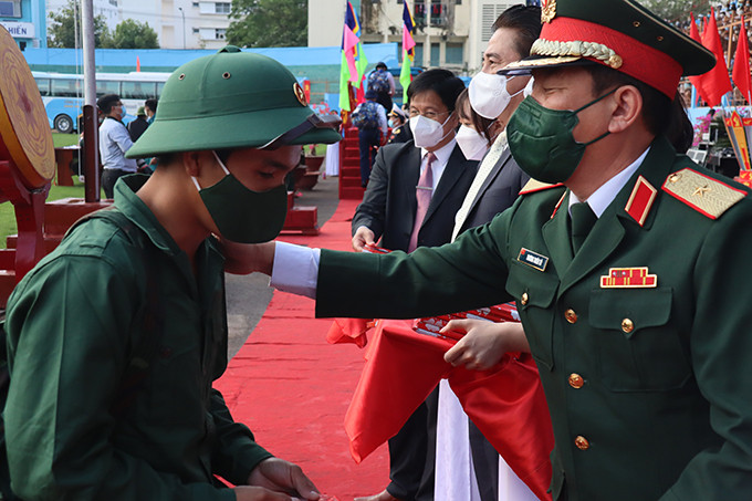Thiếu tướng Trương Thiên Tô tặng quà cho các tân binh.
