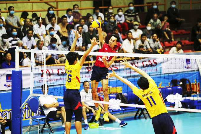 A match of national volleyball championship played in Nha Trang