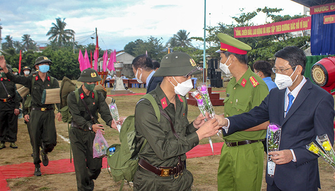 Ông Đinh Văn Thiệu tặng hoa, động viên thanh niên huyện Vạn Ninh lên đường nhập ngũ.