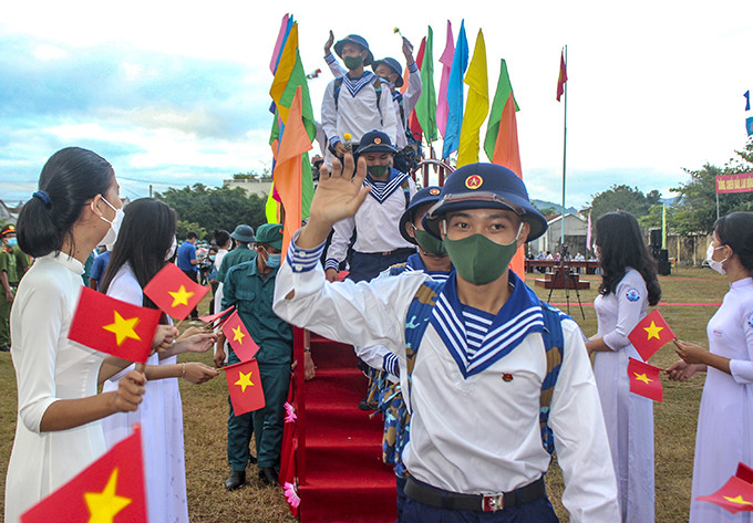 Thanh niên huyện Vạn Ninh phấn khởi bước qua cầu Vinh quang lên đường trở về đơn vị. 