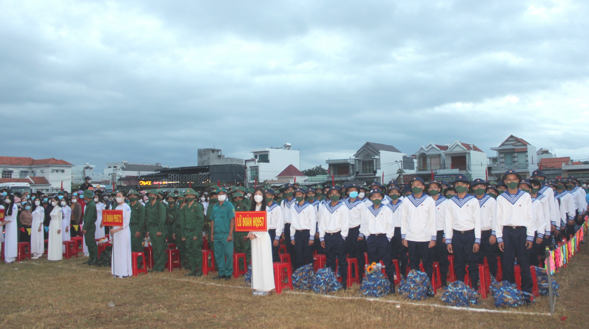 Quang cảnh tại buổi lễ giao nhận quân tại huyện Vạn Ninh.