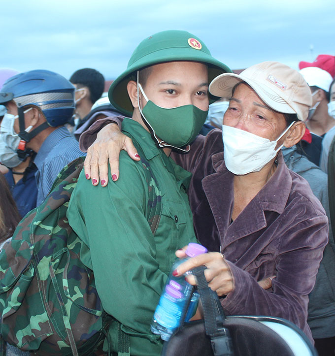 Giây phút chia tay với gia đình của tân binh Nguyễn Văn Sang (xã Vạn Long, huyện Vạn Ninh).
