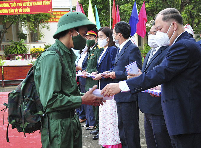 Ông Nguyễn Anh Tuấn tặng quà động viên các tân binh.