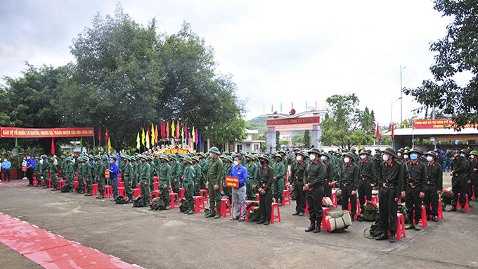 Các tân binh huyện Khánh Vĩnh trước giờ lên đường nhập ngũ