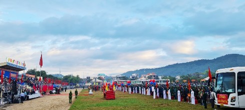 Quang cảnh lễ giao nhận quân tại thị xã Ninh Hòa.