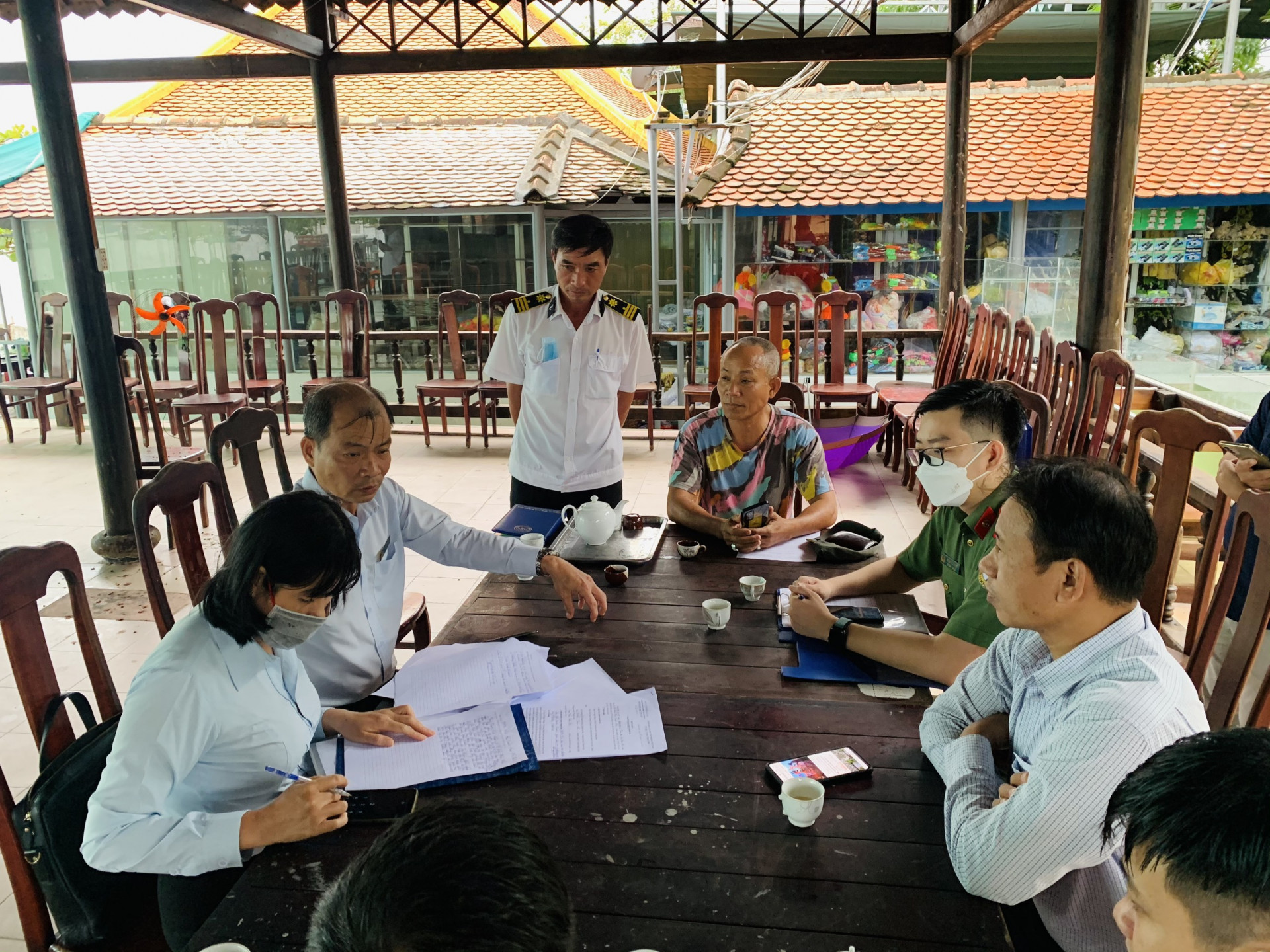 Đoàn kiểm tra liên ngành làm việc với ông Trần Minh Khánh  (áo màu) về việc kinh doanh dịch vụ lữ hành trái phép