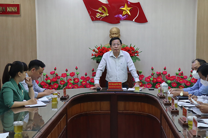 Ông Hà Quốc Trị kiểm tra công tác xây nhà cho người nghèo tại huyện Vạn Ninh và thị xã Ninh Hòa