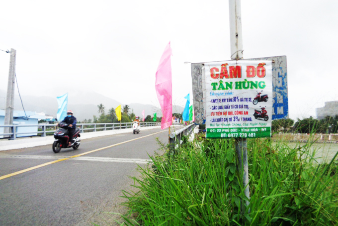 Treo rao vặt trên biển tên cầu